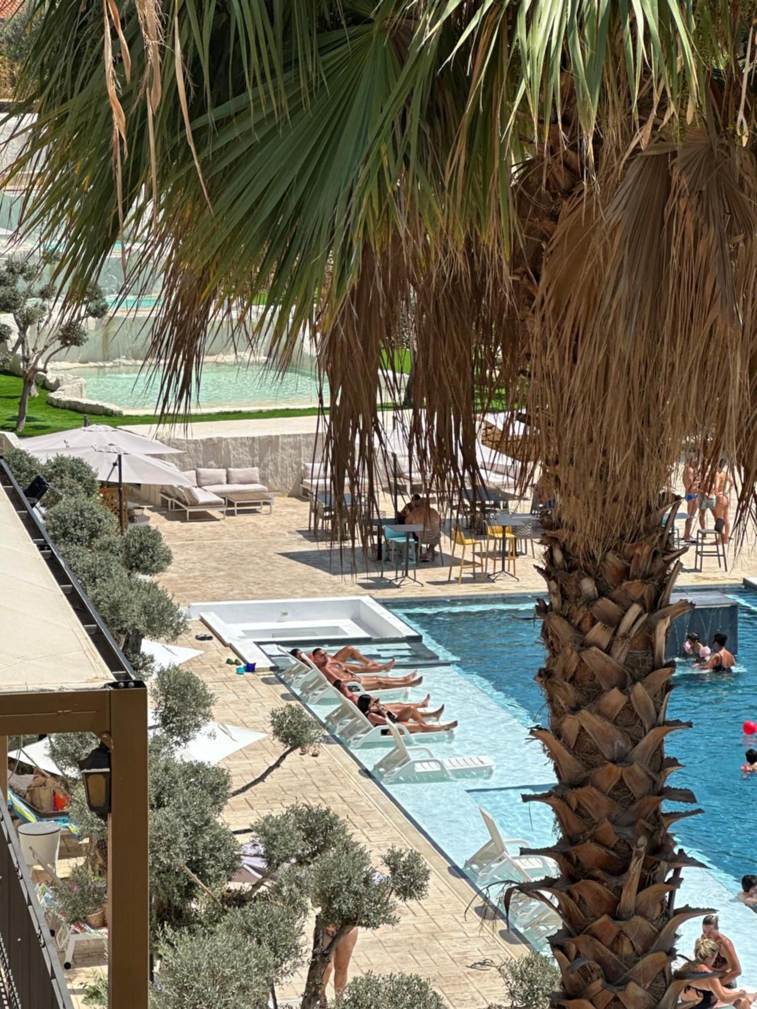 Al Balhara Suites & 5*